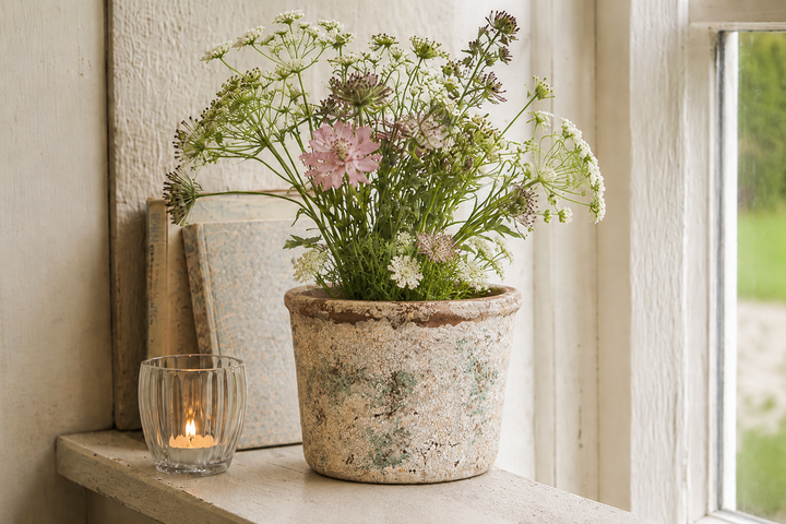 Clayre & Eef Blumentopf Vintage Beige Grün mit Wildblumen auf heller Fensterbank im Landhausstil