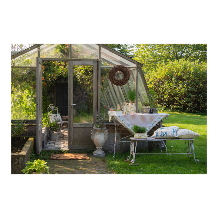 Clayre & Eef Blumentopf mit Zitronenmotiv im Garten vor Gewächshaus im skandinavischen Landhausstil