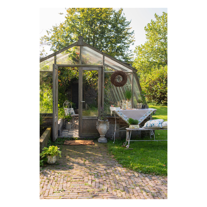 Clayre & Eef Blumentopf Zitronenmotiv auf sommerlicher Terrasse im Shabby Chic Landhausstil dekoriert