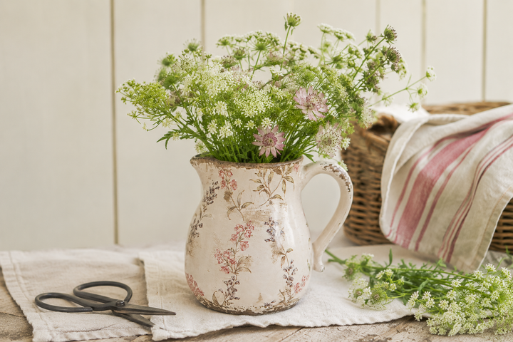 Clayre & Eef Kanne mit floralem Muster auf einem romantischen Frühstückstisch im Shabby Chic und Landhausstil