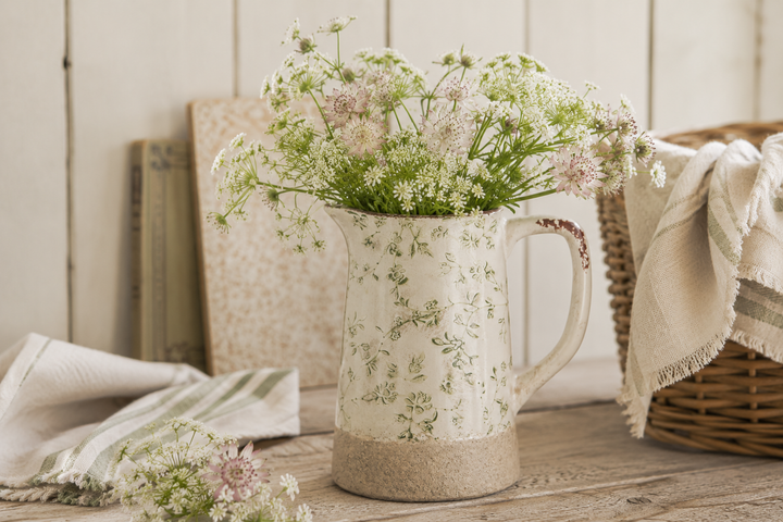 Clayre & Eef Kanne mit floralem Muster als Vase mit Wildblumen auf rustikalem Gartentisch im Landhausstil