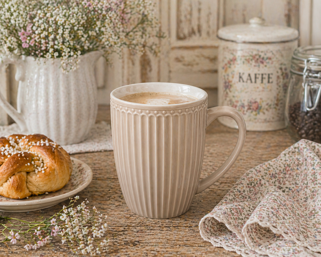GreenGate Alice große Tasse Fudge in Nutzung mit Kaffee im skandinavischen Hygge Stil