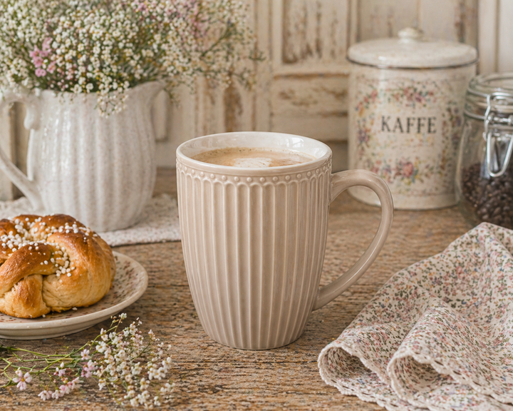GreenGate Alice große Tasse Fudge in Nutzung mit Kaffee im skandinavischen Hygge Stil