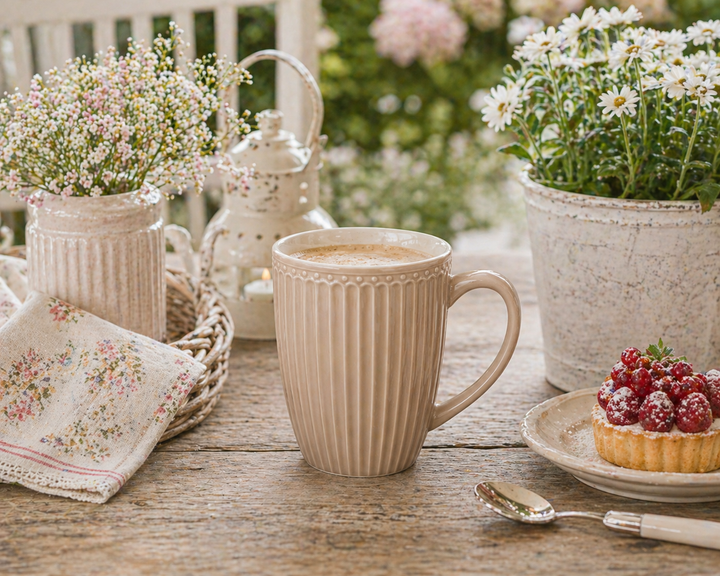 GreenGate Alice große Tasse Fudge auf Terrasse im sommerlichen Shabby Chic Landhausstil dekoriert