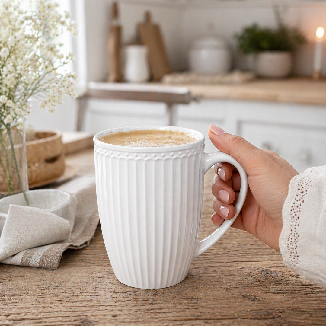 GreenGate große Tasse Alice weiß in Nutzung mit Kaffee auf Holztisch im skandinavischen Landhausstil
