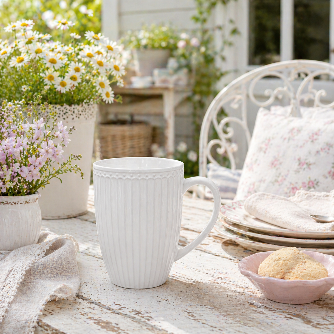 GreenGate große Tasse Alice weiß auf sommerlicher Terrasse im Shabby Chic Landhausstil mit Blumen und Geschirr