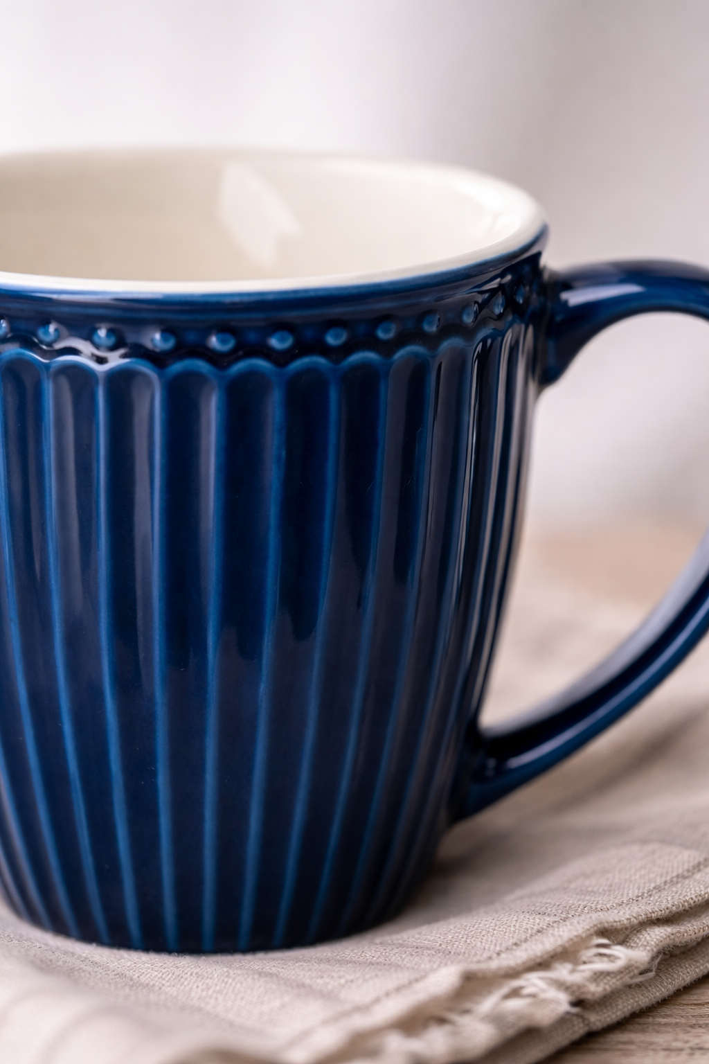 GreenGate Alice Henkeltasse dunkelblau Detailaufnahme Porzellan geriffelte Struktur glänzende Glasur