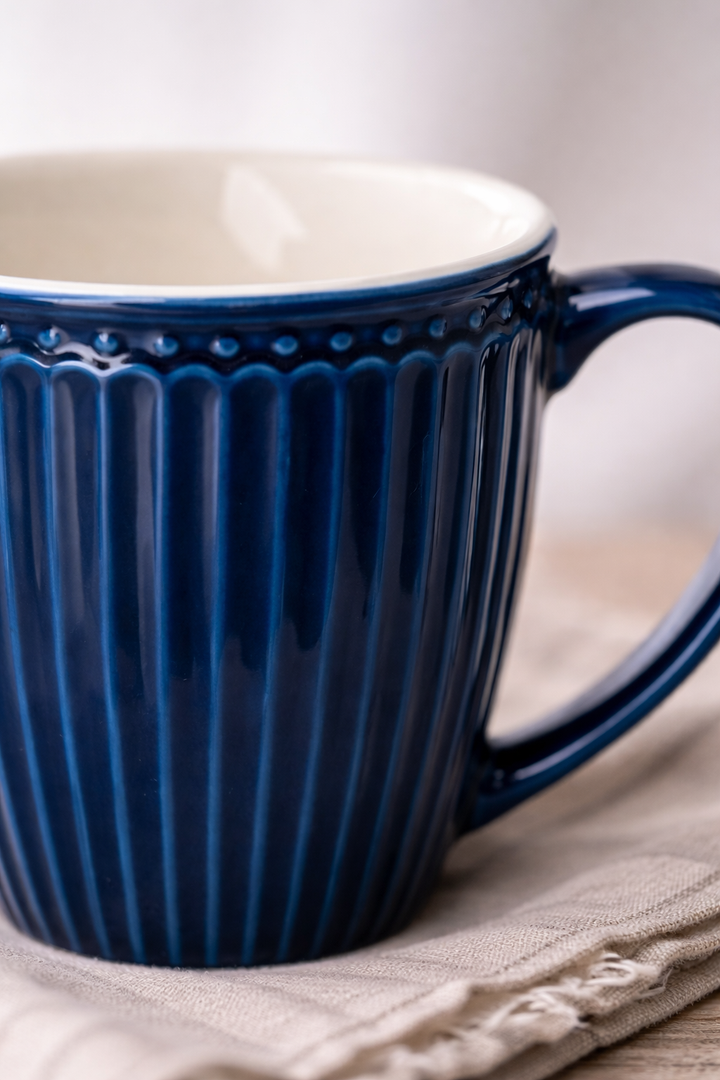 GreenGate Alice Henkeltasse dunkelblau Detailaufnahme Porzellan geriffelte Struktur glänzende Glasur