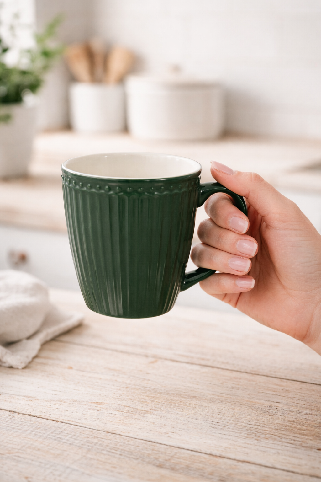 GreenGate Alice Henkeltasse in Kiefergrün aus Porzellan – Größenvergleich in einer Hand