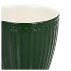 Detailaufnahme der GreenGate Alice Henkeltasse in Kiefergrün mit Reliefrand und Rillenstruktur