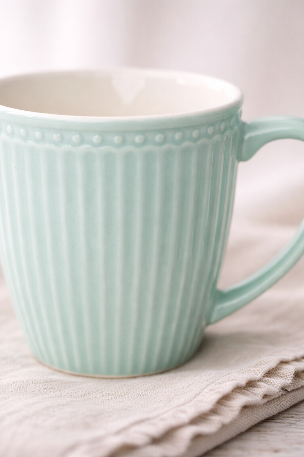 GreenGate Alice Henkeltasse kühle Minze Detailaufnahme Porzellan geriffelte Struktur glänzende Glasur