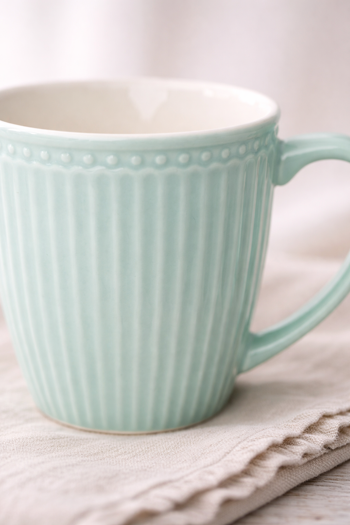GreenGate Alice Henkeltasse kühle Minze Detailaufnahme Porzellan geriffelte Struktur glänzende Glasur