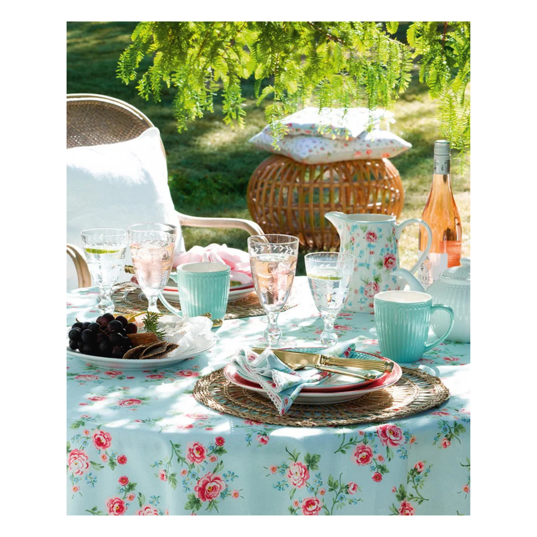 GreenGate Alice Henkeltasse kühle Minze in sommerlicher Garten Tischszene im skandinavischen Stil