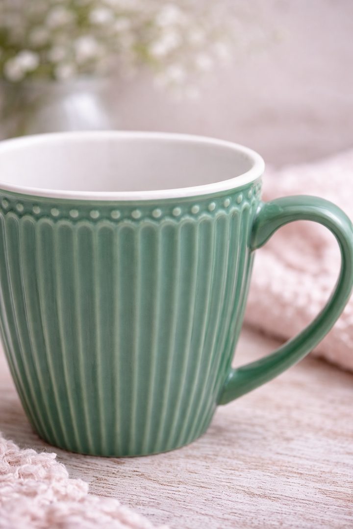GreenGate Henkeltasse Alice Staubgrün Detailaufnahme Rillenstruktur Steingut Becher skandinavisch