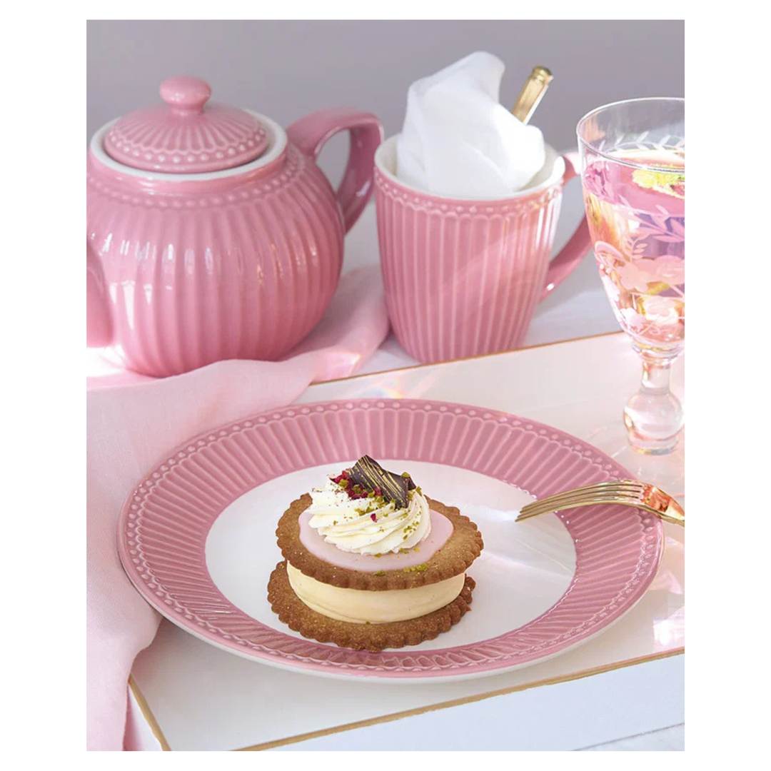 GreenGate Alice Henkeltasse staubrosa in romantischer Tischszene mit Dessert im Landhausstil