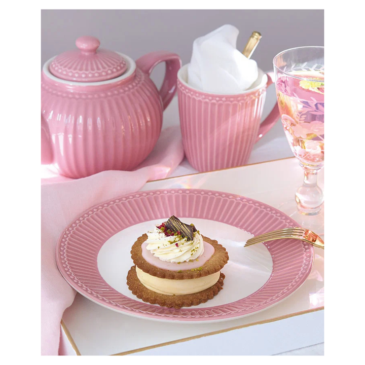 GreenGate Alice Henkeltasse staubrosa in romantischer Tischszene mit Dessert im Landhausstil