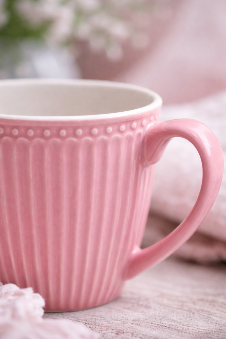 GreenGate Alice Henkeltasse Staubrosa Detailaufnahme mit geriffelter Struktur und dekorativem Rand im skandinavischen Landhausstil