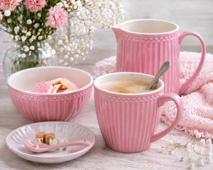 GreenGate Alice Henkeltasse Staubrosa kombiniert mit Schale und Krug im skandinavischen Landhausstil