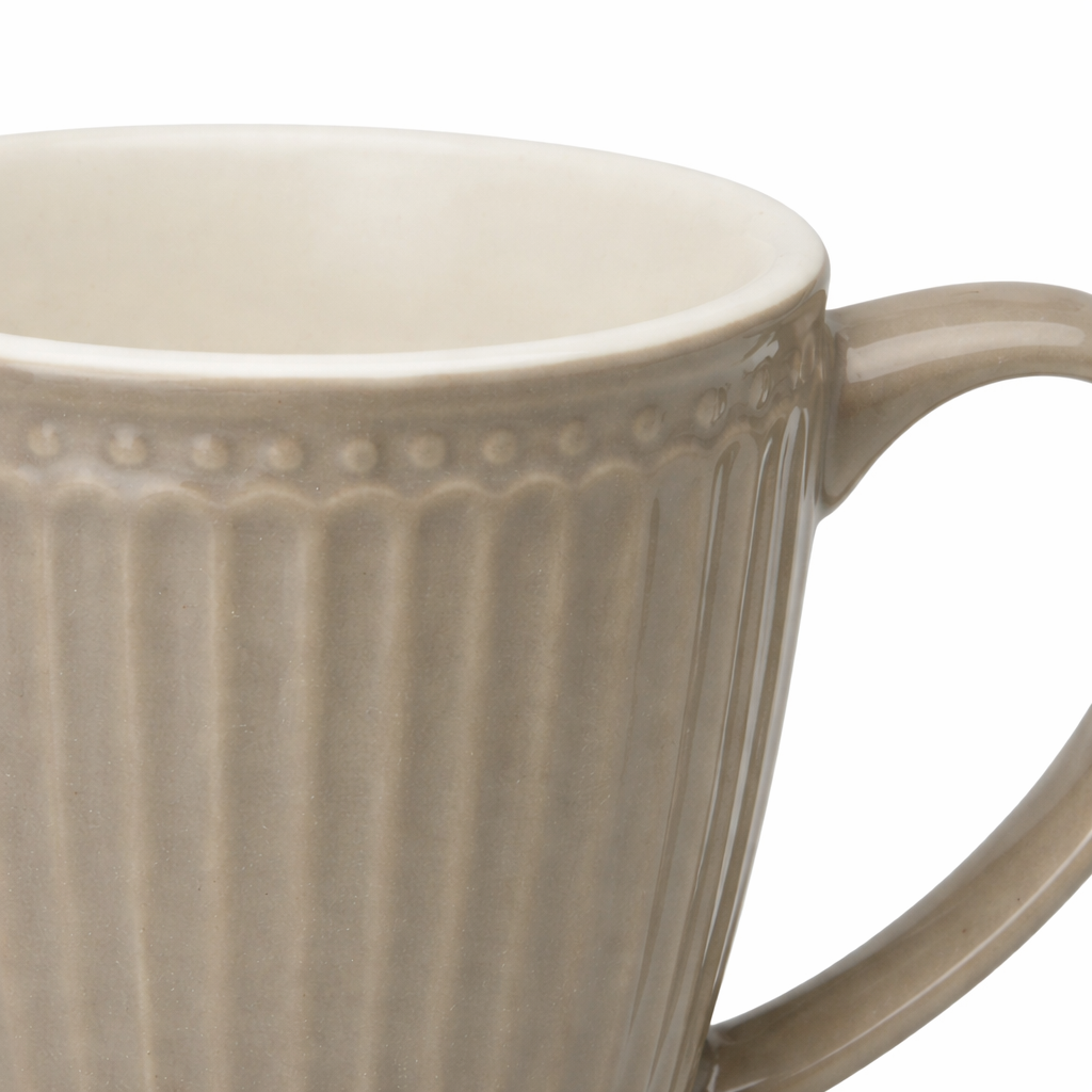 GreenGate Henkeltasse Alice warmes Grau Detailaufnahme Struktur Rillen Muster Rand