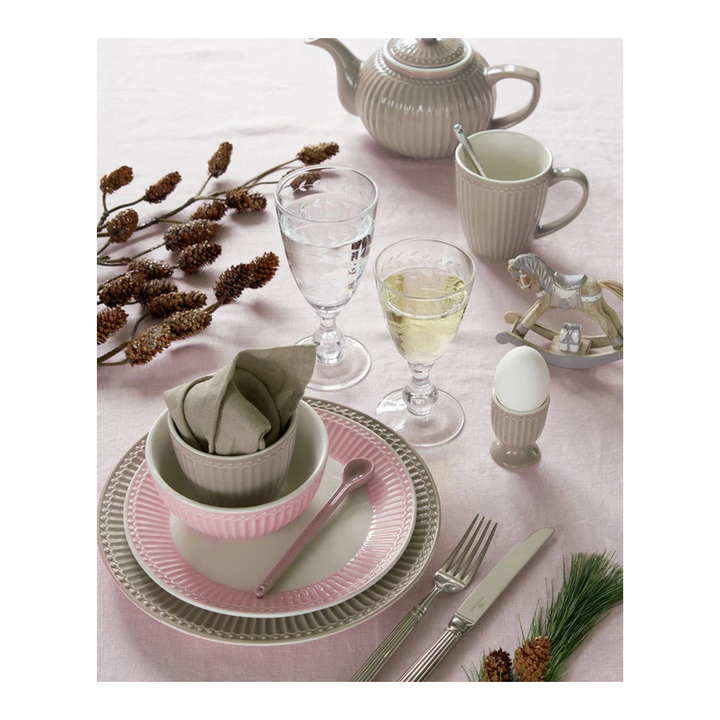 GreenGate Alice Henkeltasse warmes grau in stilvoller gedeckter Tischszene im skandinavischen Hygge Stil