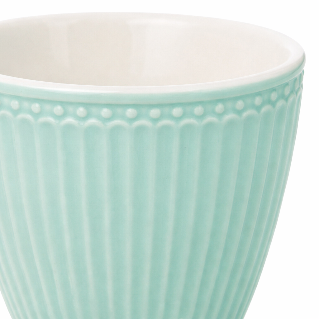 GreenGate Latte Becher Alice kühle Minze Detailaufnahme geriffelte Oberfläche und Glasur