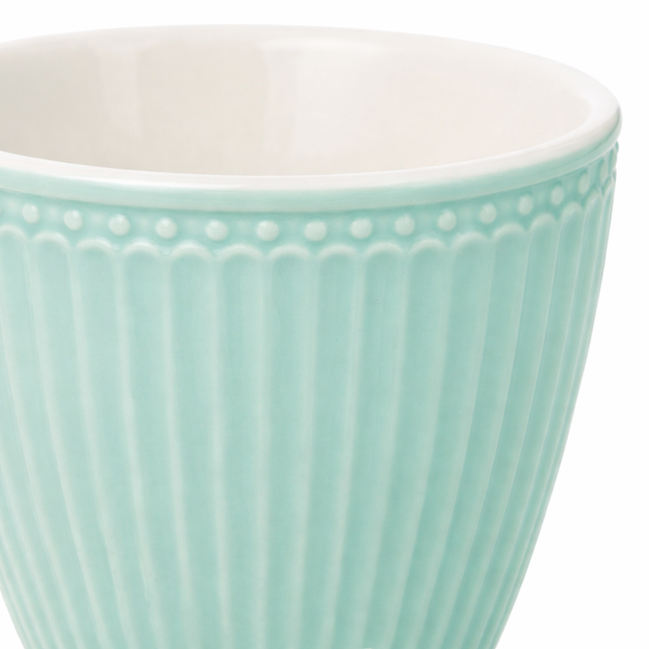 GreenGate Latte Becher Alice kühle Minze Detailaufnahme geriffelte Oberfläche und Glasur
