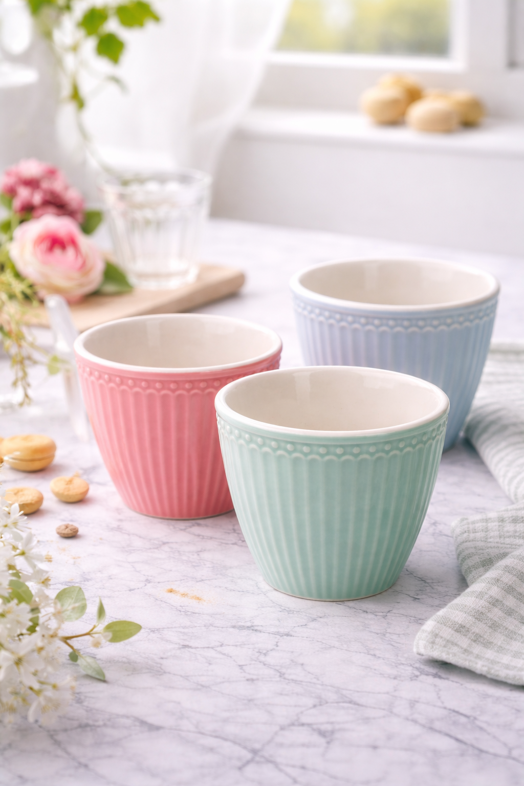 GreenGate Latte Becher Alice kühle Minze in stimmungsvoller Tischdekoration im Landhausstil