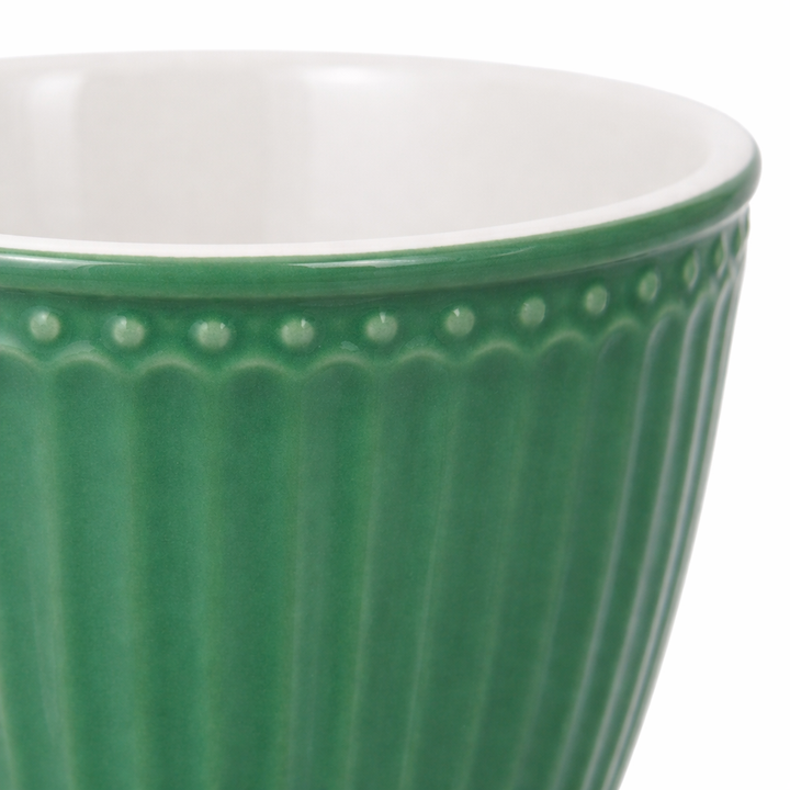 GreenGate Latte Becher Alice Staubgrün Detailaufnahme geriffelte Oberfläche und Glasur