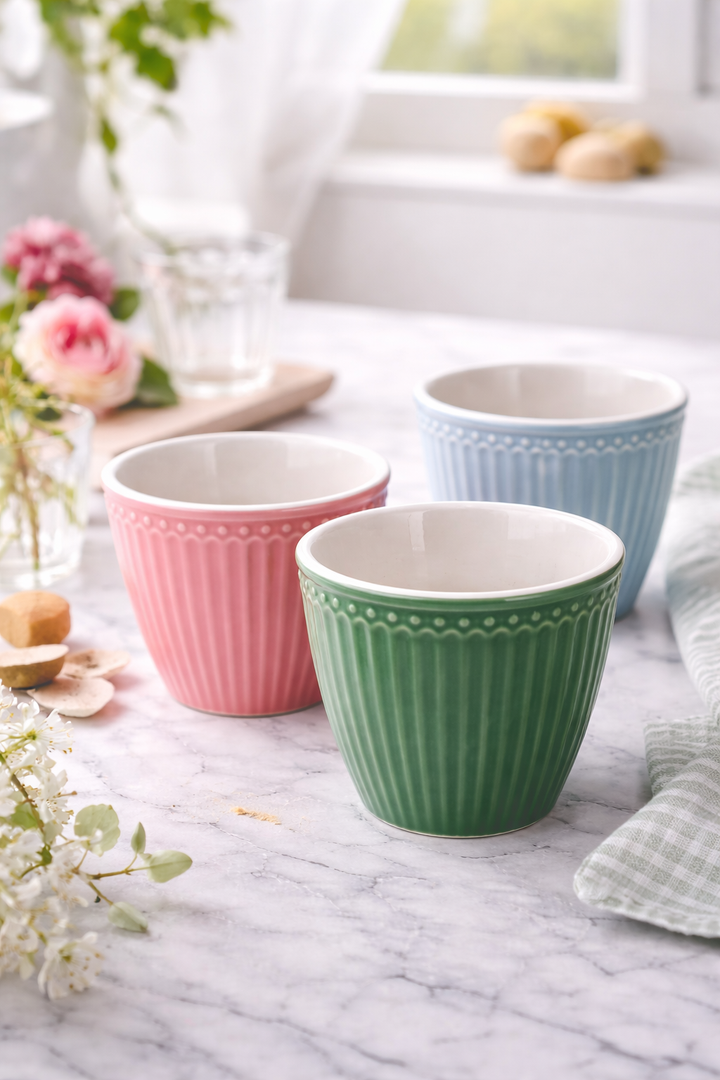 GreenGate Latte Becher Alice Staubgrün in stimmungsvoller Tischdekoration im Landhausstil