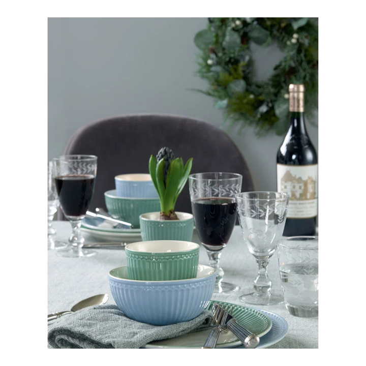 GreenGate Alice Latte Becher staubgrün auf gedecktem Tisch mit Geschirr und Gläsern im skandinavischen Stil