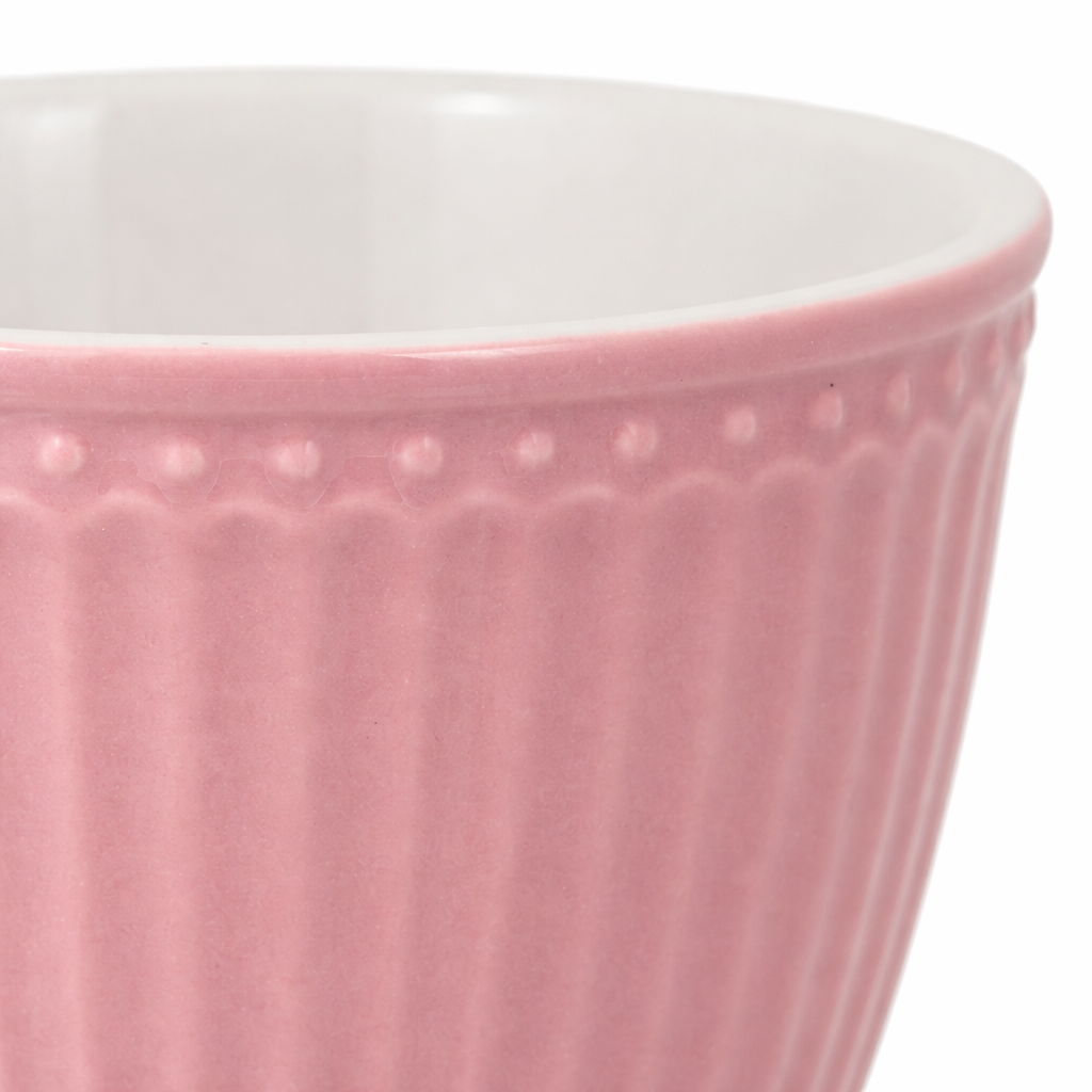 GreenGate Latte Becher Alice staubrosa Detailaufnahme Rand Rillen und Glasur Porzellan