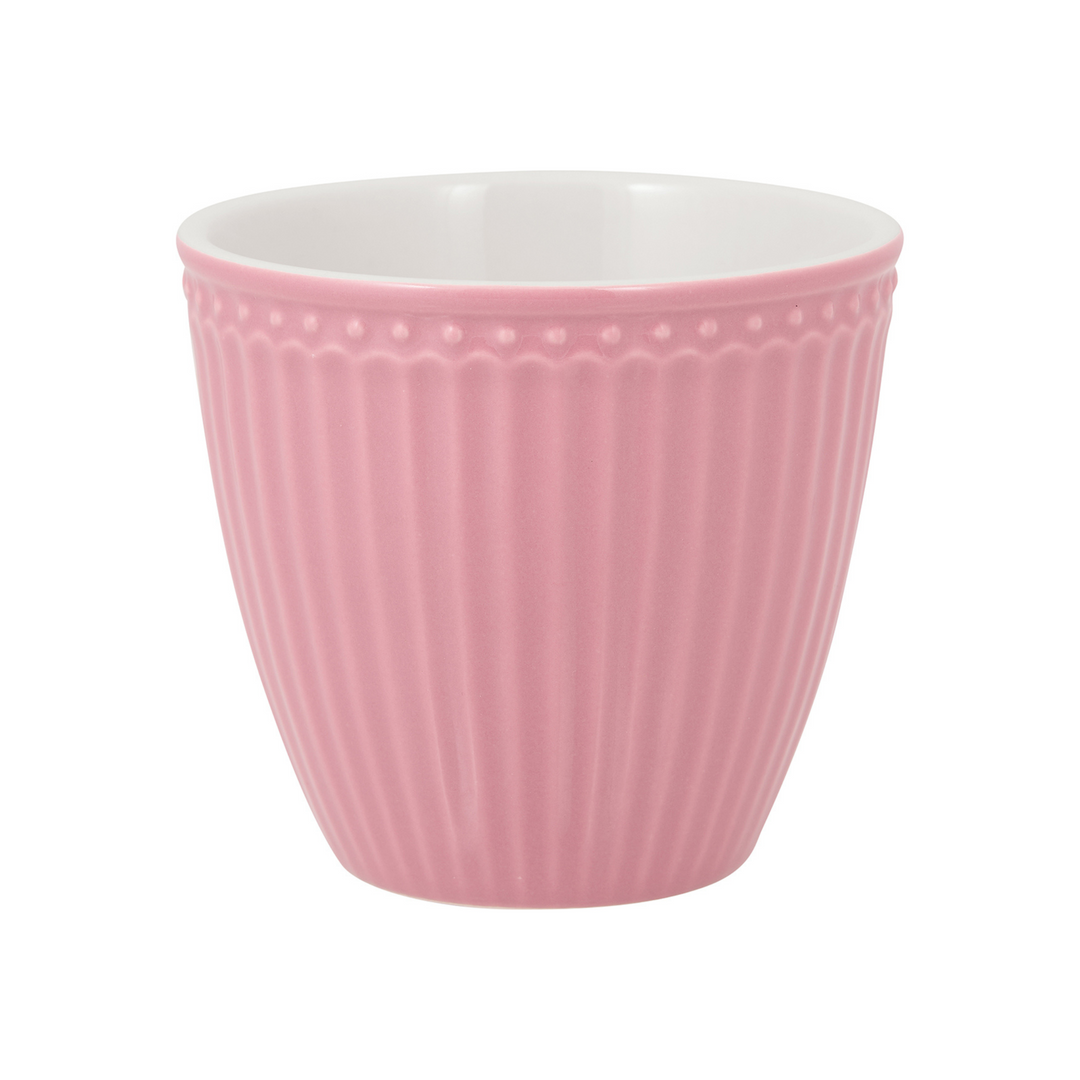 GreenGate Alice Latte Becher in Staubrosa aus Porzellan freigestellt