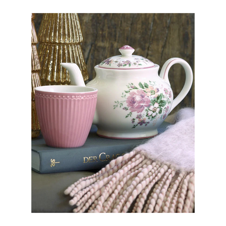 GreenGate Alice Latte Becher staubrosa neben Teekanne mit Blumenmuster im skandinavischen Landhausstil