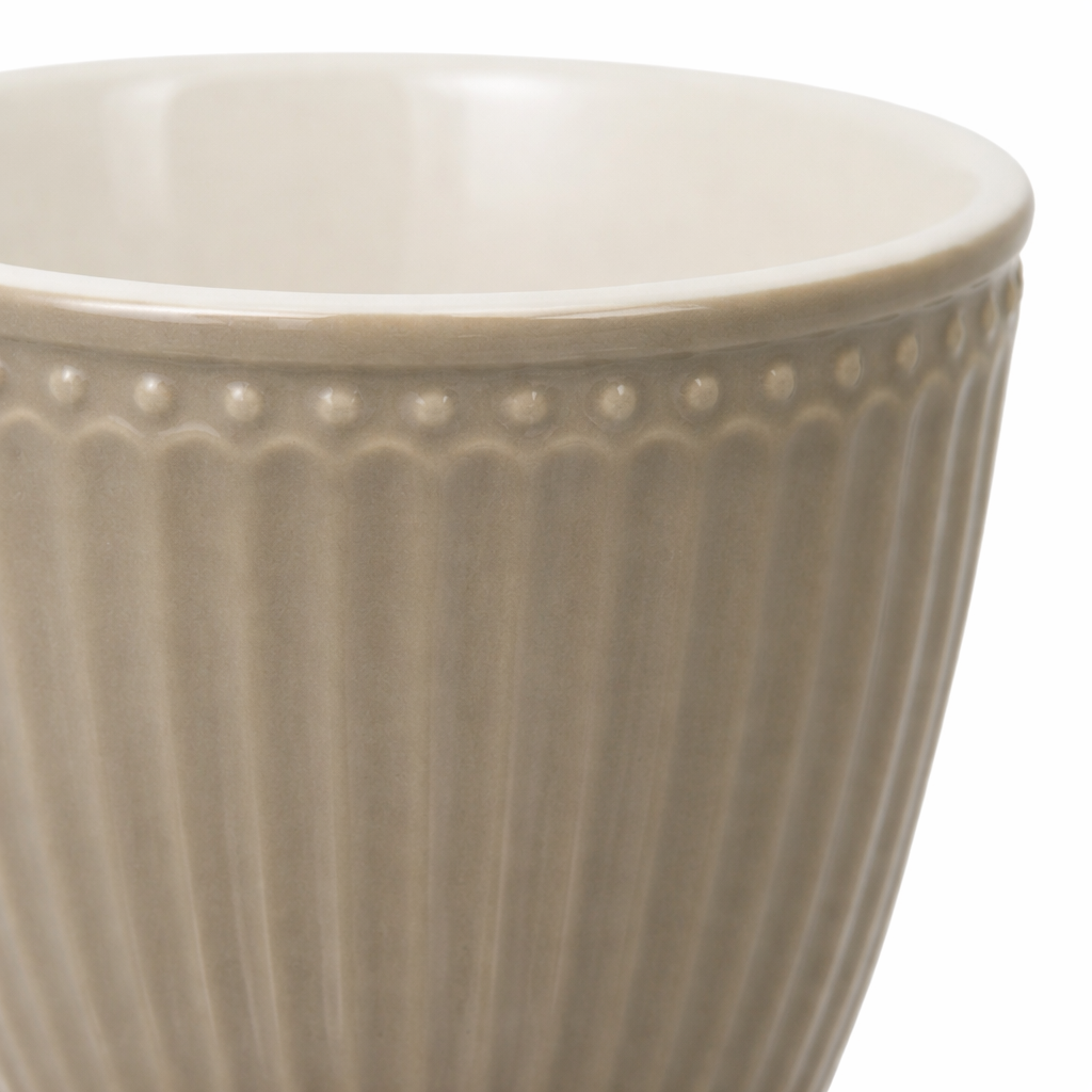 GreenGate Latte Becher Alice Warmes Grau Detailaufnahme geriffelte Oberfläche und Glasur