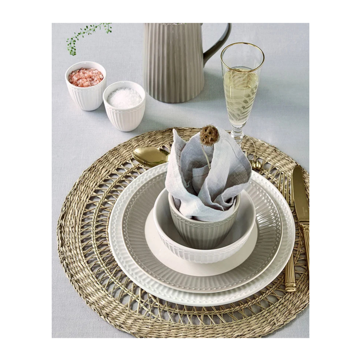 GreenGate Alice Latte Becher warmes Grau auf gedecktem Tisch mit Teller und Besteck im skandinavischen Naturstil