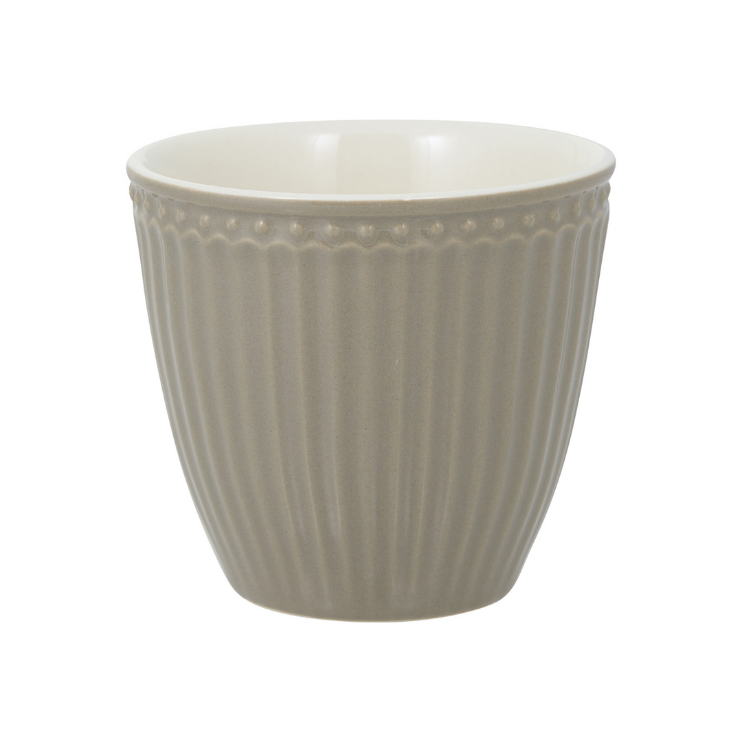 GreenGate Alice Latte Becher in warmem Grau aus Porzellan freigestellt