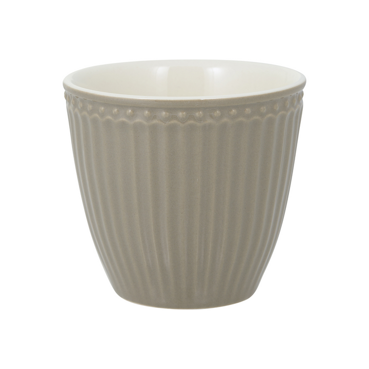 GreenGate Alice Latte Becher in warmem Grau aus Porzellan freigestellt