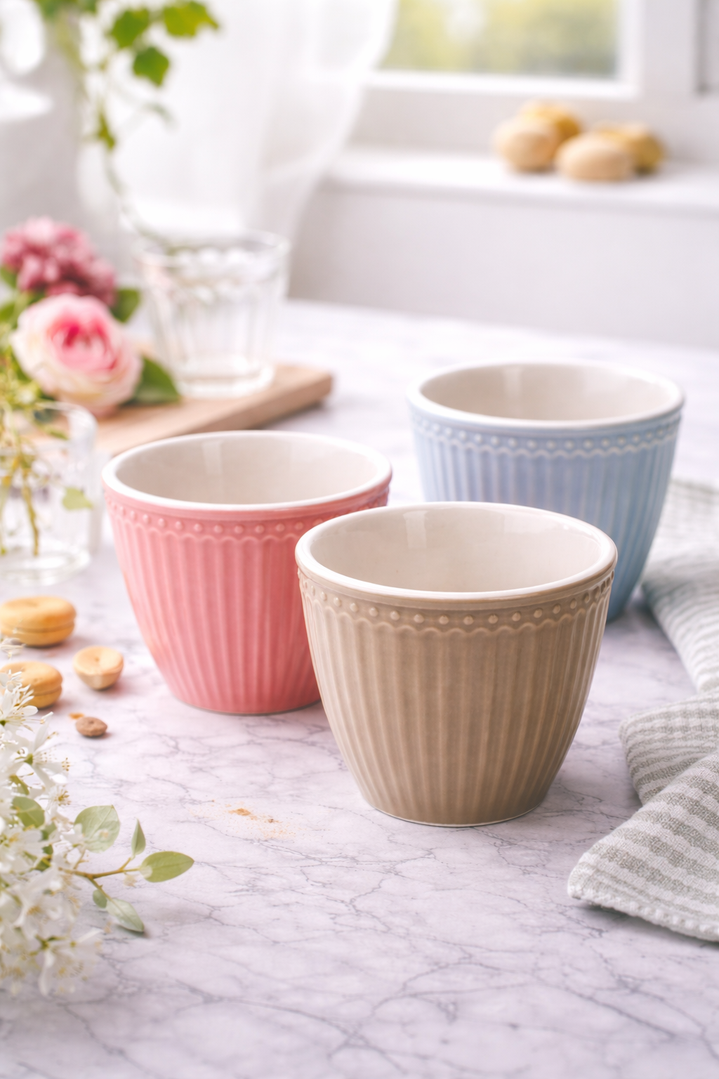 GreenGate Latte Becher Alice Warmes Grau in stimmungsvoller Tischdekoration im Landhausstil