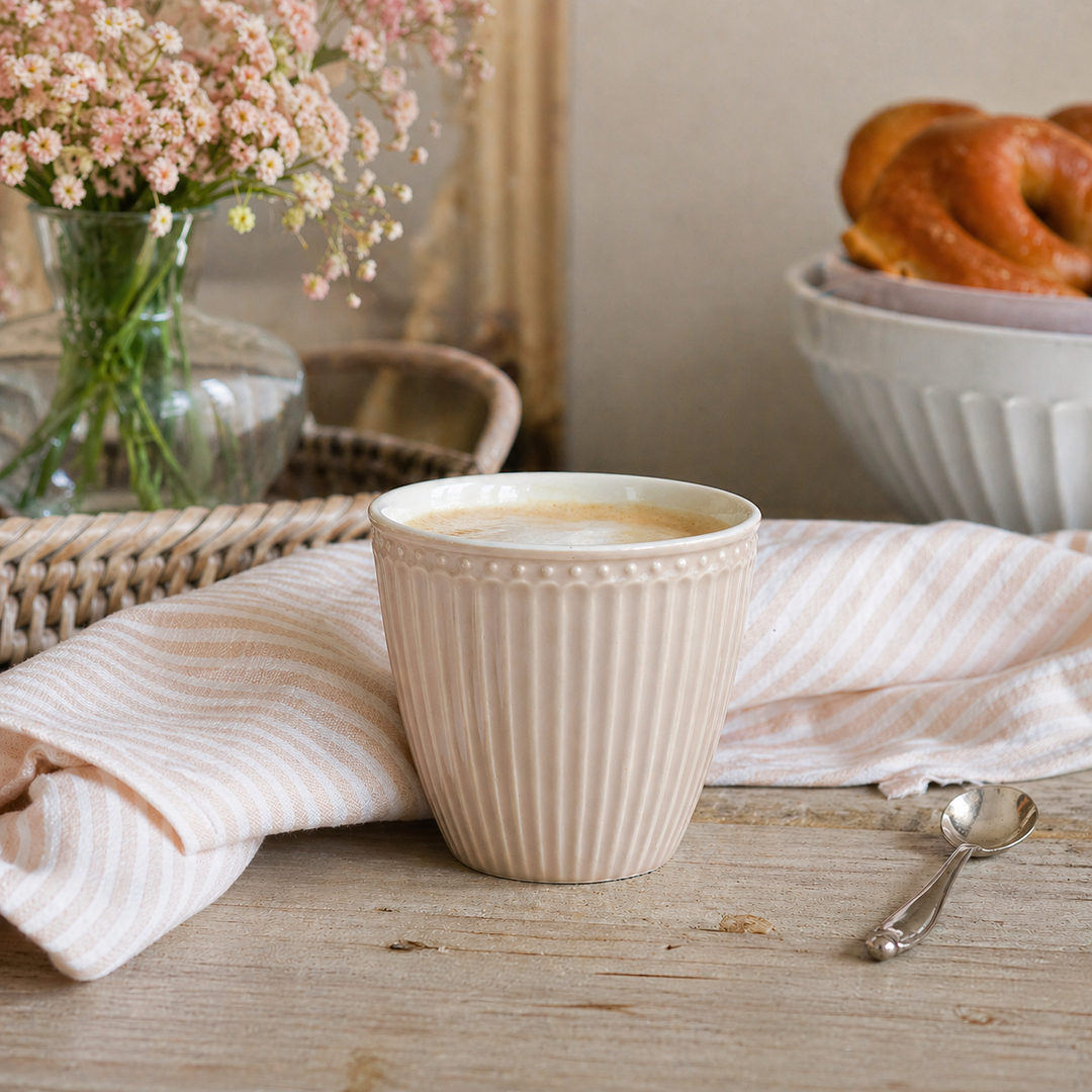 GreenGate Alice Lattebecher Fudge in Nutzung mit Kaffee im skandinavischen Hygge Stil