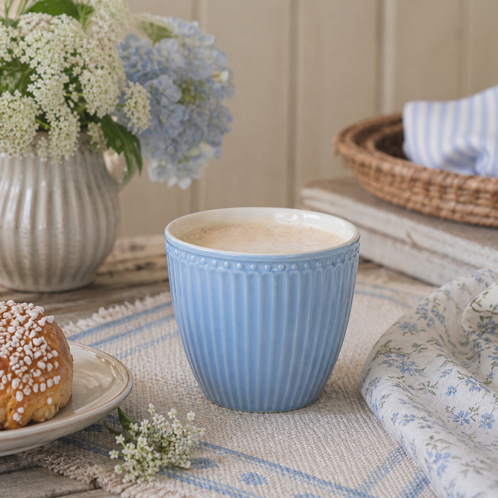 GreenGate Alice Lattebecher himmelblau in Nutzung mit Kaffee im skandinavischen Hygge Stil