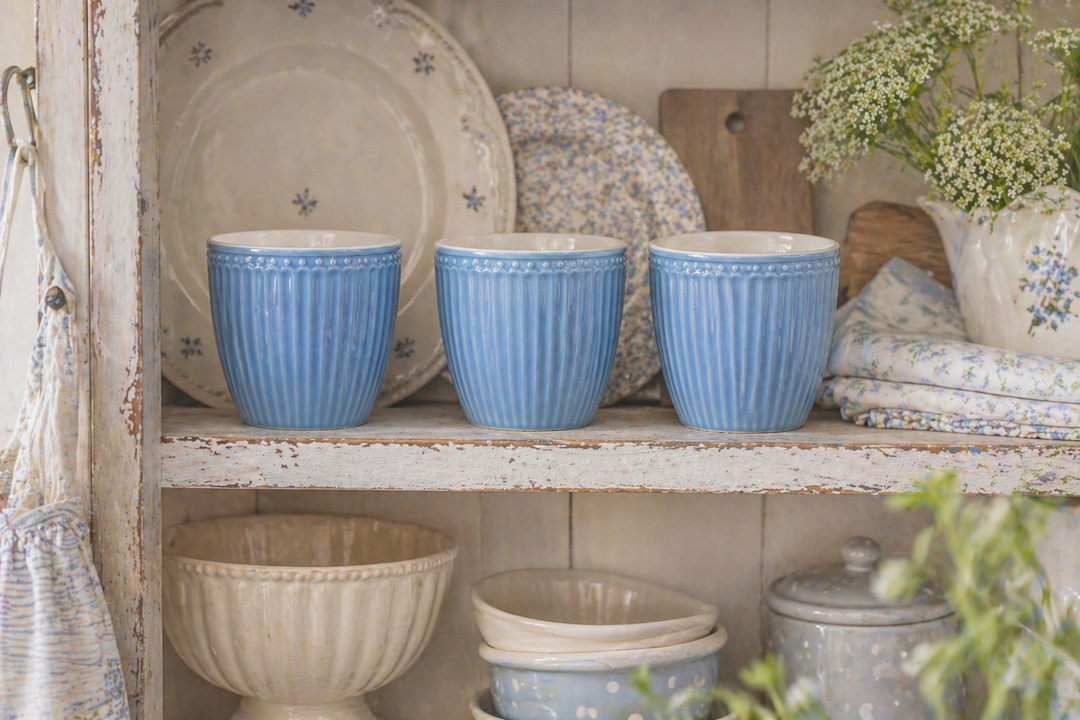 GreenGate Alice Lattebecher himmelblau im Regal einer Shabby Chic Landhausküche dekoriert