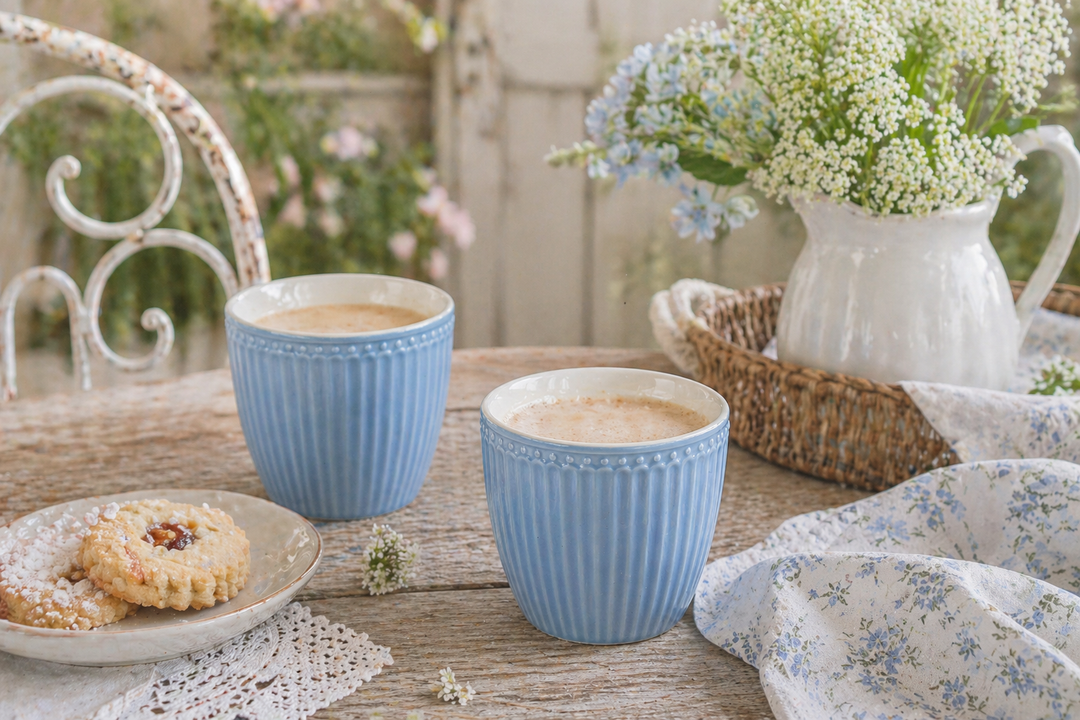 GreenGate Alice Lattebecher himmelblau auf Terrasse im sommerlichen Shabby Chic Landhausstil dekoriert