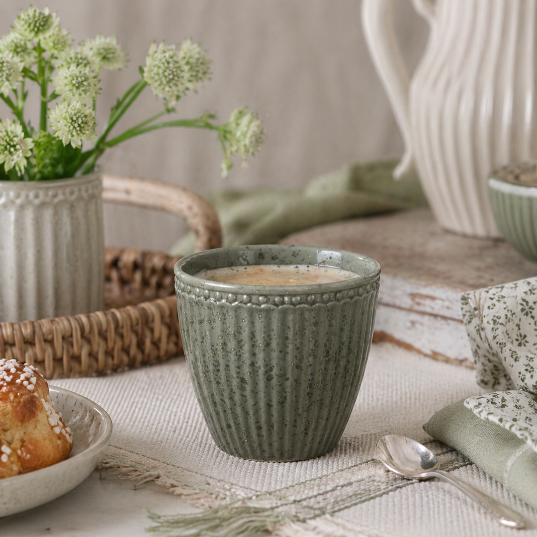 GreenGate Alice Lattebecher olivgrün in Nutzung mit Kaffee im skandinavischen Hygge Stil