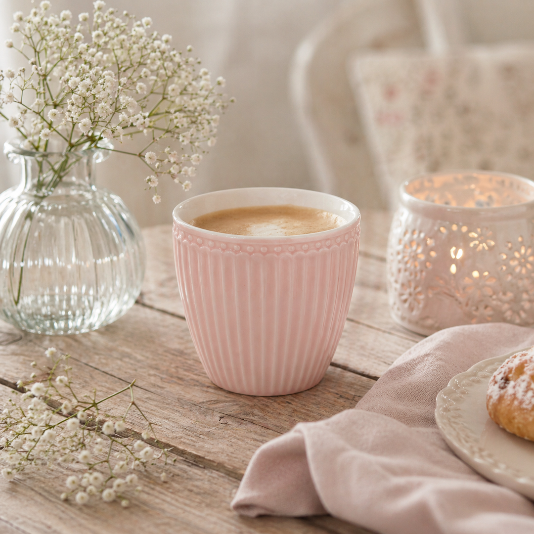 GreenGate Alice Lattebecher rosa in Nutzung bei Kaffee im skandinavischen Hygge Stil