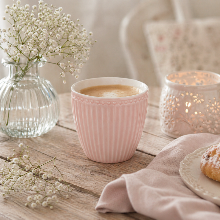 GreenGate Alice Lattebecher rosa in Nutzung bei Kaffee im skandinavischen Hygge Stil