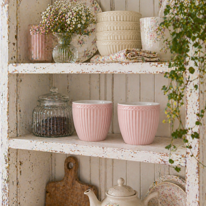 GreenGate Alice Lattebecher rosa im Regal einer Shabby Chic Landhausküche dekoriert