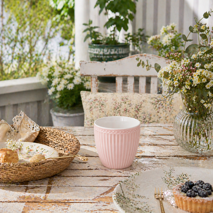 GreenGate Alice Lattebecher rosa auf Terrasse im sommerlichen Shabby Chic Landhausstil dekoriert