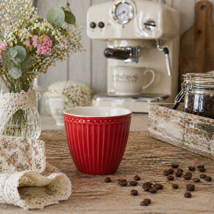 GreenGate Alice Lattebecher rot auf Holztisch mit Kaffeemaschine und Kaffeebohnen im Landhausstil