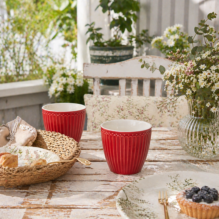 GreenGate Alice Lattebecher rot auf Terrasse im sommerlichen Landhausstil dekoriert