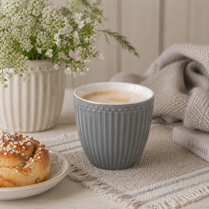 GreenGate Alice Lattebecher steingrau in Nutzung mit Kaffee im skandinavischen Hygge Stil